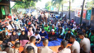 Peduli Keselamatan Pemudik, Taruna Akpol Edukasi Ojol dan Pengguna Jalan di Daan Mogot